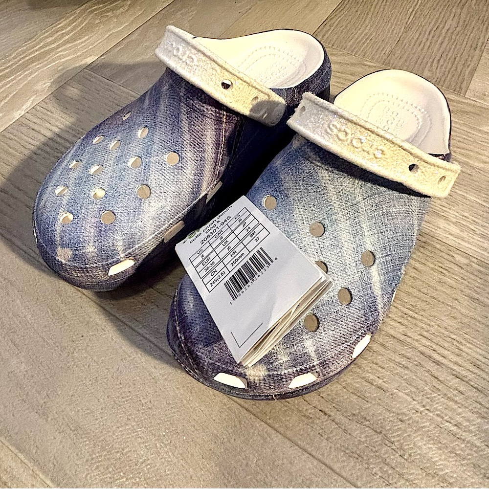 CROCS KIDS 6 BLUE JEAN GLITTER PLATFORM NWT